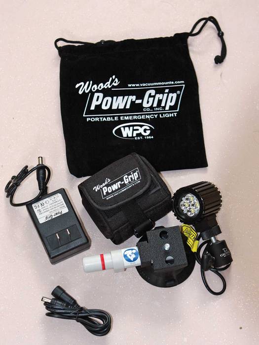 Набор Woods Powr-Grip. В набор входят вакуумная присоска, литий-ионная батарея, зарядное устройство, шнур питания регулируемой длины и ручная сумка для хранения и переноски.